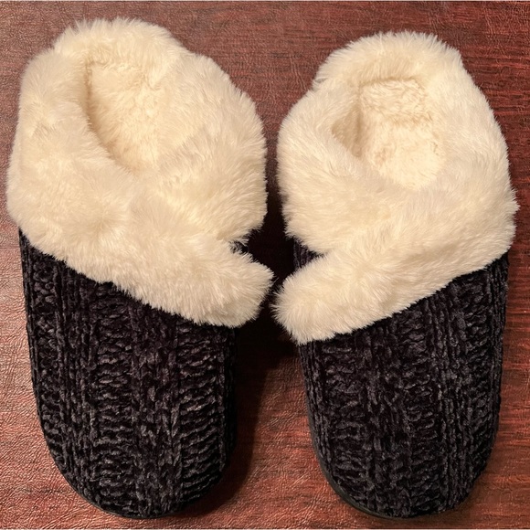 Homitem Slippers Memory Foam Indoor/Outdoor Fleece Lining Anti-Slip
Rubber Sole - Picture 5 of 8